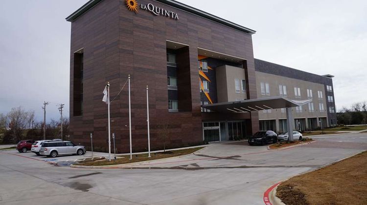 La Quinta Inn & Suites Dallas Exterior