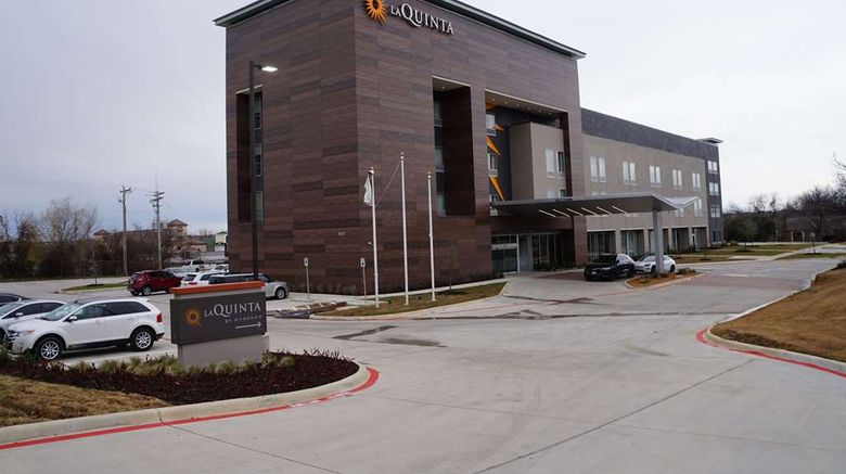 <b>La Quinta Inn & Suites Dallas Exterior</b>. Images powered by <a href="https://iceportal.shijigroup.com/" title="IcePortal" target="_blank">IcePortal</a>.