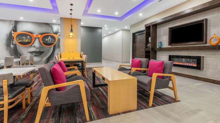 La Quinta Inn & Suites Dallas Lobby