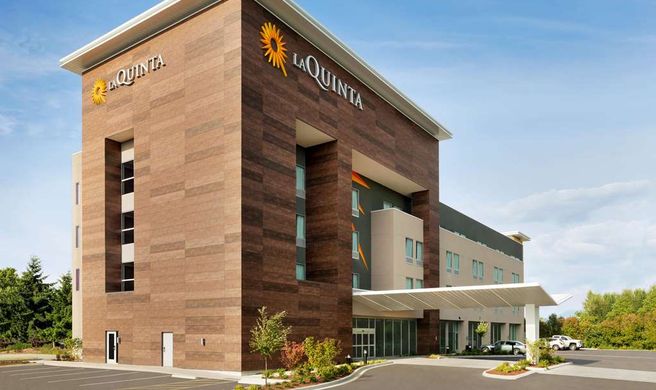 La Quinta Inn & Suites by Wyndham Exterior
