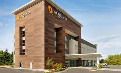 La Quinta Inn & Suites by Wyndham