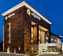 La Quinta Inn & Suites by Wyndham Exterior
