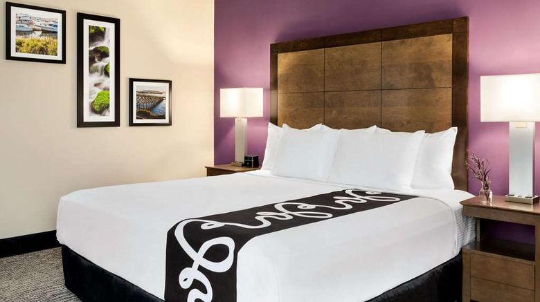 <b>La Quinta Inn & Suites by Wyndham Room</b>. Images powered by <a href="https://iceportal.shijigroup.com/" title="IcePortal" target="_blank">IcePortal</a>.