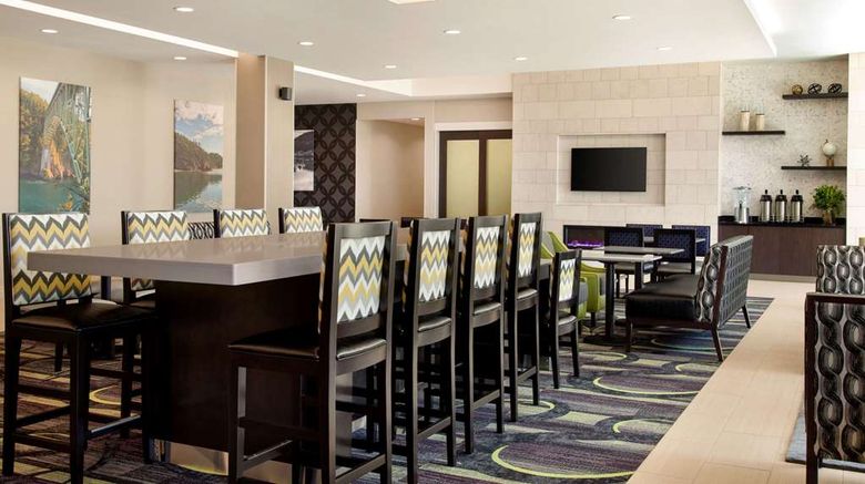 <b>La Quinta Inn & Suites by Wyndham Lobby</b>. Images powered by <a href="https://iceportal.shijigroup.com/" title="IcePortal" target="_blank">IcePortal</a>.
