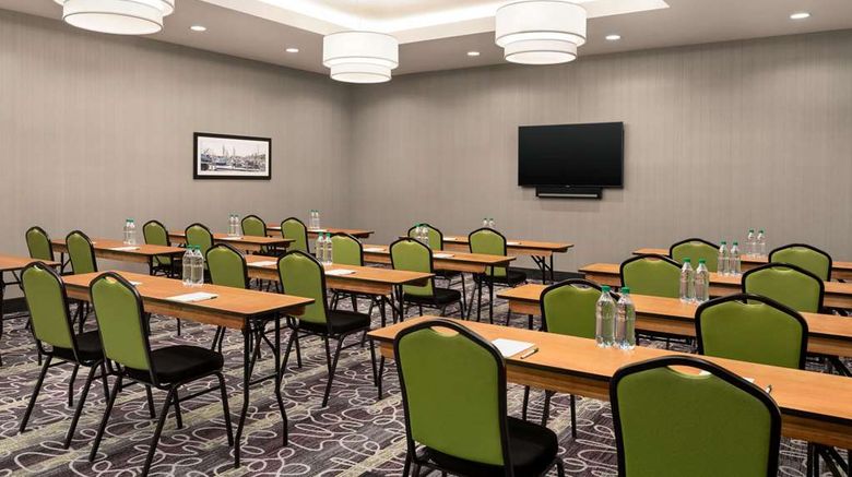 <b>La Quinta Inn & Suites by Wyndham Meeting</b>. Images powered by <a href="https://iceportal.shijigroup.com/" title="IcePortal" target="_blank">IcePortal</a>.