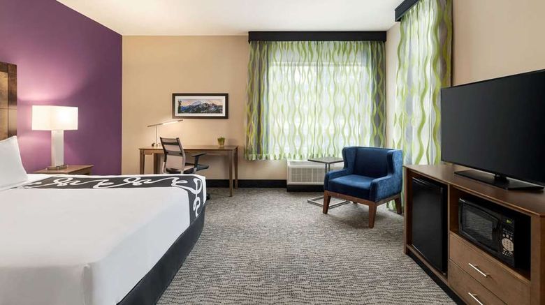 <b>La Quinta Inn & Suites by Wyndham Room</b>. Images powered by <a href="https://iceportal.shijigroup.com/" title="IcePortal" target="_blank">IcePortal</a>.