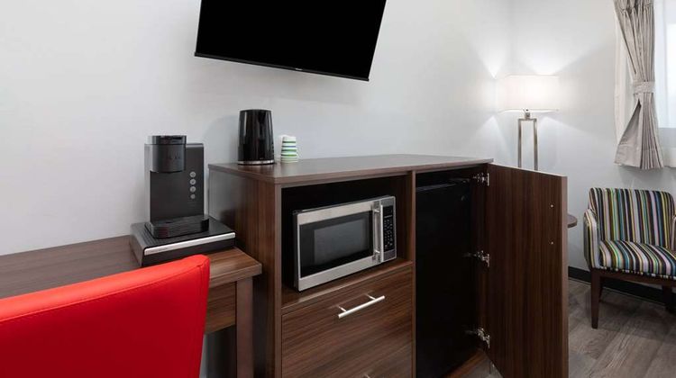 Travelodge by Wyndham Cochrane South Room