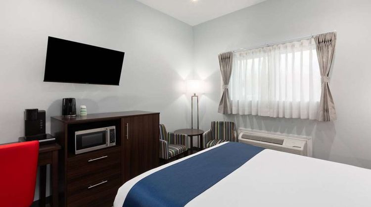 Travelodge by Wyndham Cochrane South Room