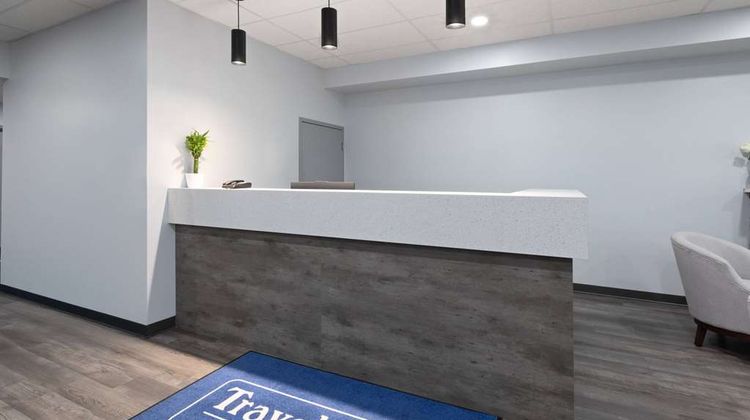 Travelodge by Wyndham Cochrane South Lobby
