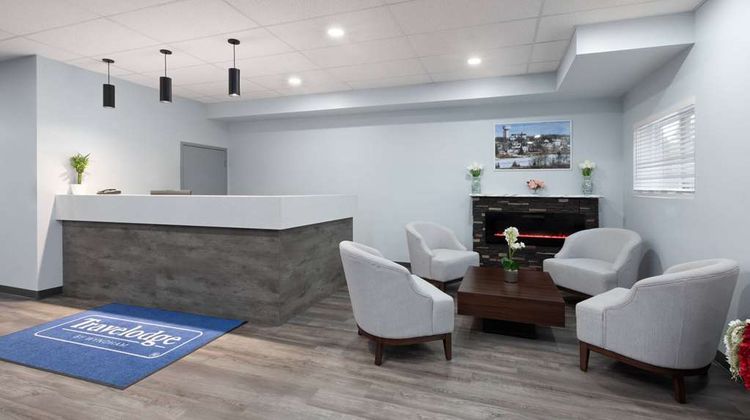 Travelodge by Wyndham Cochrane South Lobby