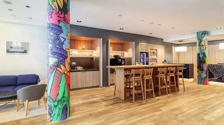 <b>IntercityHotel Wien Lobby</b>. Images powered by <a href="https://iceportal.shijigroup.com/" title="IcePortal" target="_blank">IcePortal</a>.
