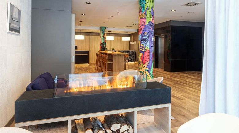<b>IntercityHotel Wien Lobby</b>. Images powered by <a href="https://iceportal.shijigroup.com/" title="IcePortal" target="_blank">IcePortal</a>.