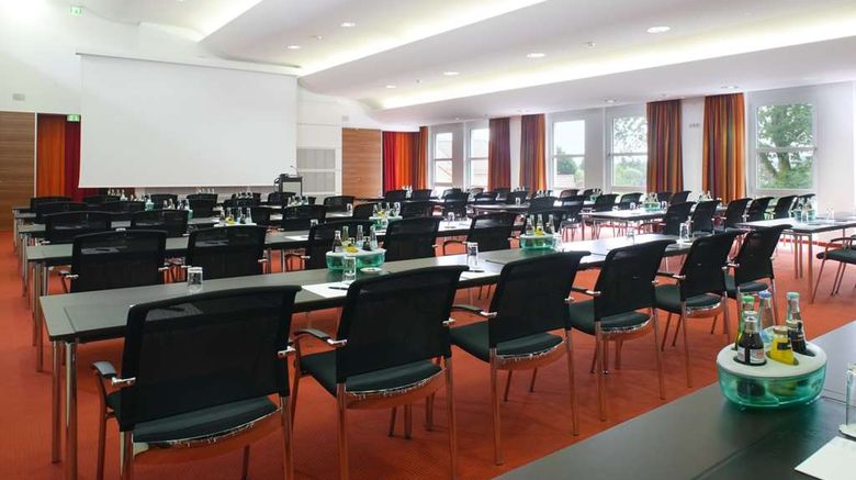 <b>Steigenberger Hotel Der Sonnenhof Meeting</b>. Images powered by <a href="https://iceportal.shijigroup.com/" title="IcePortal" target="_blank">IcePortal</a>.