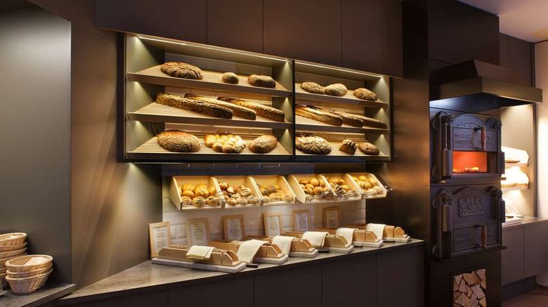 <b>Steigenberger Hotel Der Sonnenhof Restaurant</b>. Images powered by <a href="https://iceportal.shijigroup.com/" title="IcePortal" target="_blank">IcePortal</a>.