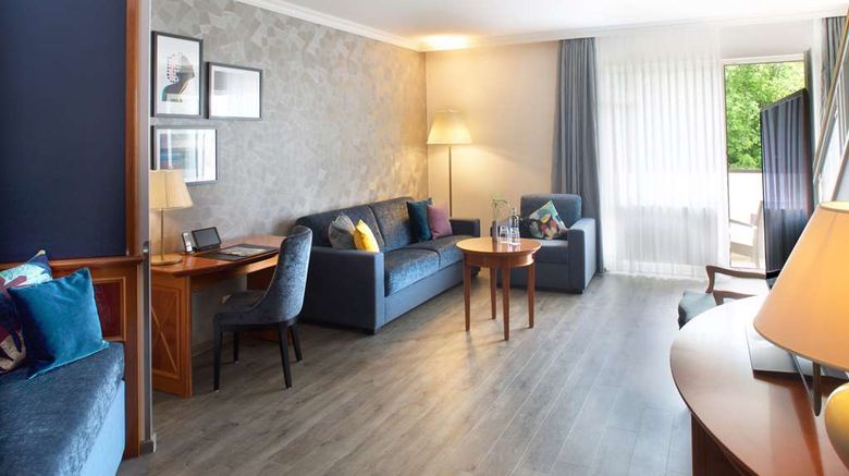<b>Steigenberger Hotel Der Sonnenhof Suite</b>. Images powered by <a href="https://iceportal.shijigroup.com/" title="IcePortal" target="_blank">IcePortal</a>.