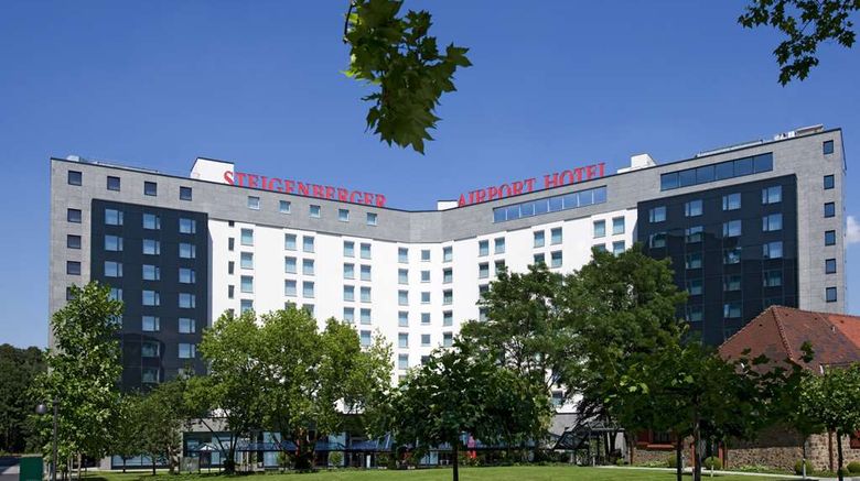 <b>Steigenberger Airport Hotel Exterior</b>. Images powered by <a href="https://iceportal.shijigroup.com/" title="IcePortal" target="_blank">IcePortal</a>.