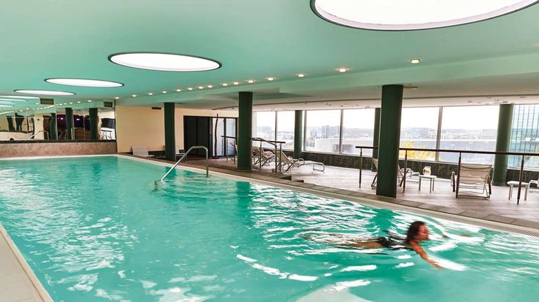 <b>Steigenberger Airport Hotel Pool</b>. Images powered by <a href="https://iceportal.shijigroup.com/" title="IcePortal" target="_blank">IcePortal</a>.