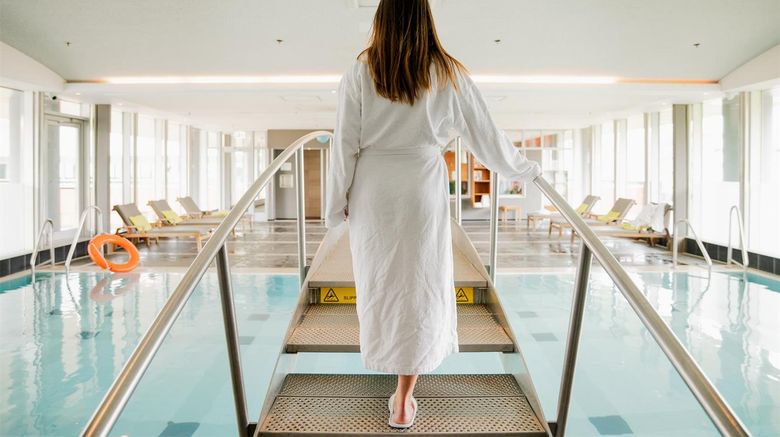 <b>Steigenberger Airport Hotel Pool</b>. Images powered by <a href="https://iceportal.shijigroup.com/" title="IcePortal" target="_blank">IcePortal</a>.