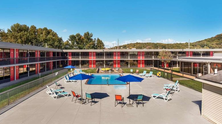 <b>Econo Lodge Cave City Pool</b>. Images powered by <a href="https://iceportal.shijigroup.com/" title="IcePortal" target="_blank">IcePortal</a>.