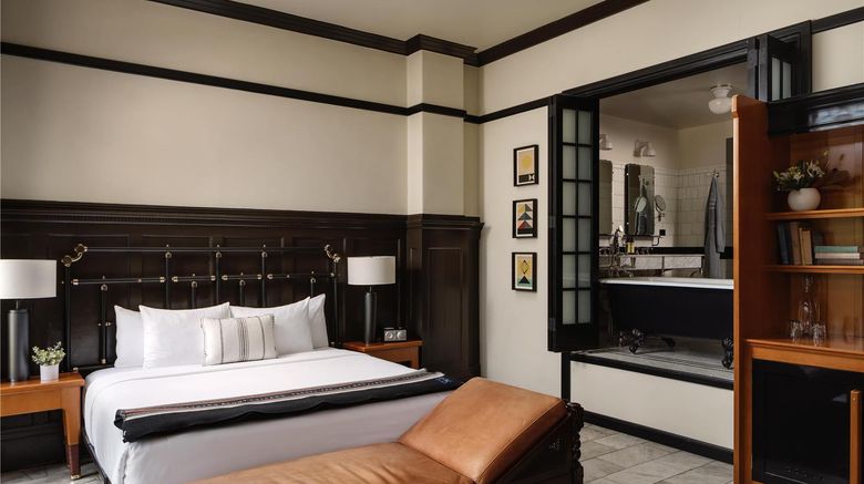 <b>Chicago Athletic Association Hotel Room</b>. Images powered by <a href="https://iceportal.shijigroup.com/" title="IcePortal" target="_blank">IcePortal</a>.