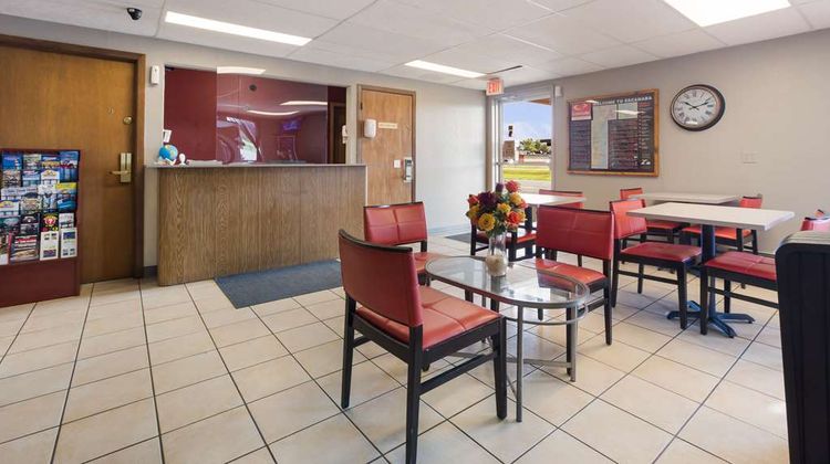 Econo Lodge Inn & Suites Escanaba Lobby