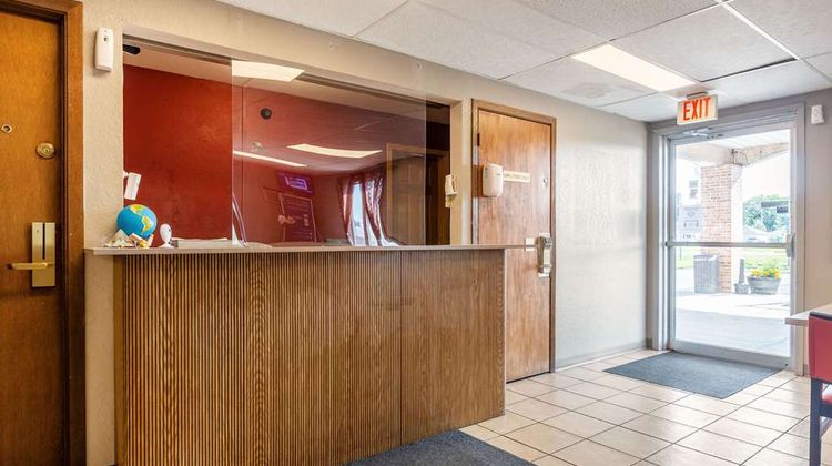 Econo Lodge Inn & Suites Escanaba Lobby