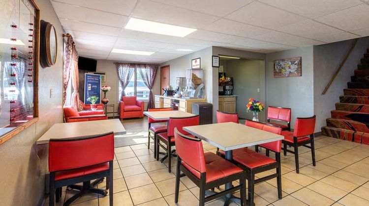 Econo Lodge Inn & Suites Escanaba Lobby