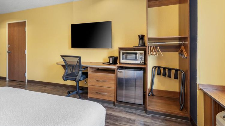 SureStay Plus Hotel Keyser Room