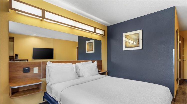 SureStay Plus Hotel Keyser Room