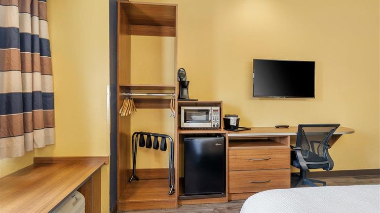 SureStay Plus Hotel Keyser Room