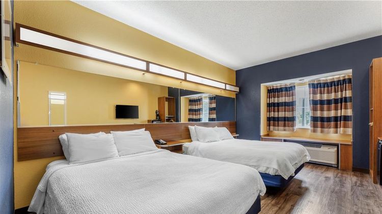 SureStay Plus Hotel Keyser Room