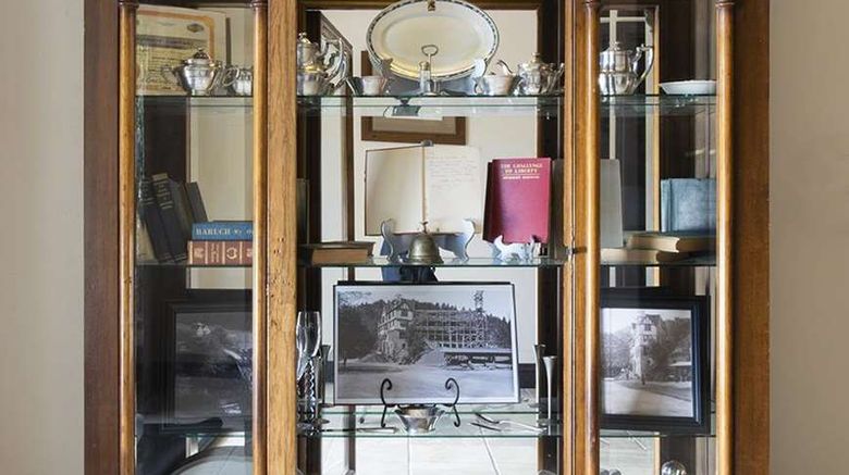 <b>Benbow Historic Inn Lobby</b>. Images powered by <a href="https://iceportal.shijigroup.com/" title="IcePortal" target="_blank">IcePortal</a>.