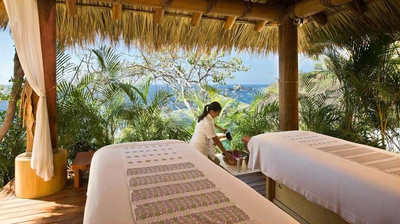 <b>Cala de Mar Resort & Spa Ixtapa Pool</b>. Images powered by <a href="https://iceportal.shijigroup.com/" title="IcePortal" target="_blank">IcePortal</a>.