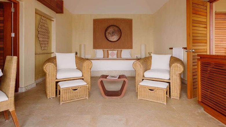 <b>Cala de Mar Resort & Spa Ixtapa Suite</b>. Images powered by <a href="https://iceportal.shijigroup.com/" title="IcePortal" target="_blank">IcePortal</a>.