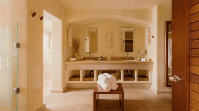 <b>Cala de Mar Resort & Spa Ixtapa Room</b>. Images powered by <a href="https://iceportal.shijigroup.com/" title="IcePortal" target="_blank">IcePortal</a>.