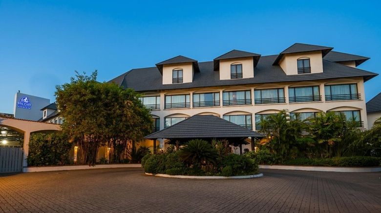 <b>Sea Cliff Court Apartments Exterior</b>. Images powered by <a href="https://iceportal.shijigroup.com/" title="IcePortal" target="_blank">IcePortal</a>.