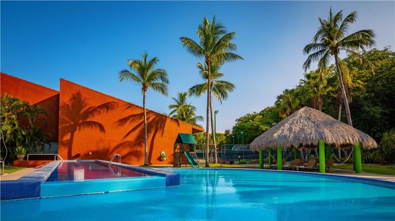<b>Las Brisas Huatulco Pool</b>. Images powered by <a href="https://iceportal.shijigroup.com/" title="IcePortal" target="_blank">IcePortal</a>.
