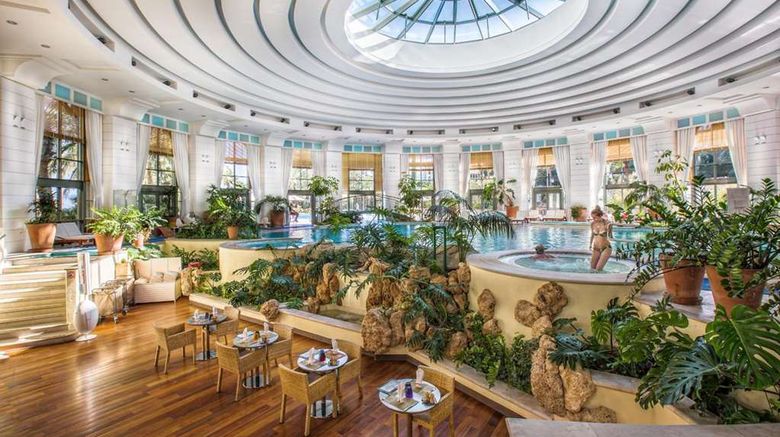 <b>Monte Carlo Bay Hotel & Resort Restaurant</b>. Images powered by <a href="https://iceportal.shijigroup.com/" title="IcePortal" target="_blank">IcePortal</a>.