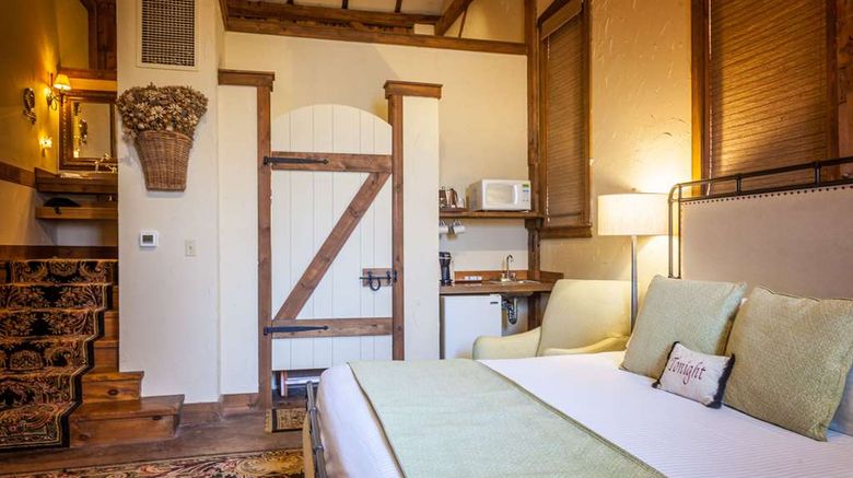 <b>The Inn at Leola Village Suite</b>. Images powered by <a href="https://iceportal.shijigroup.com/" title="IcePortal" target="_blank">IcePortal</a>.