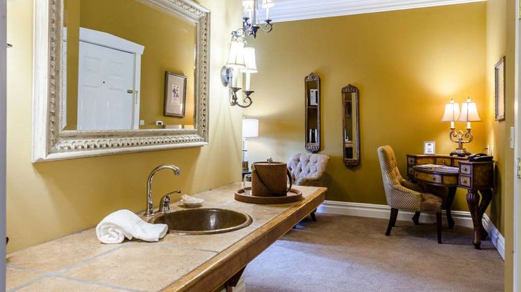 The Inn at Leola Village Room