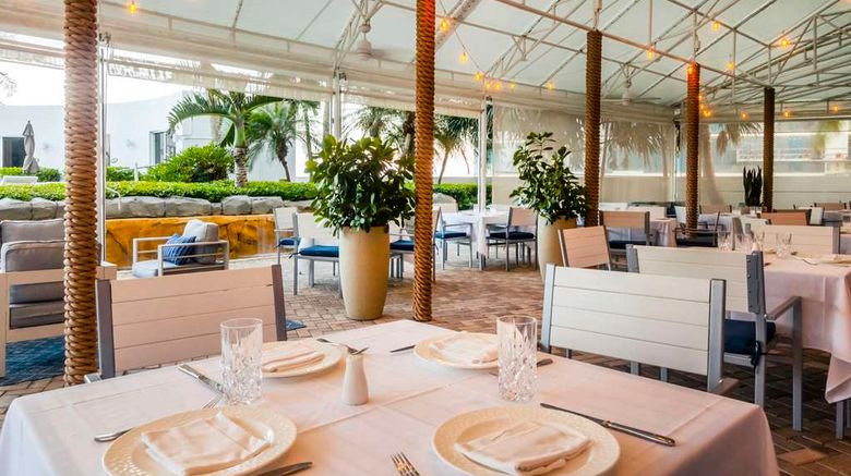 <b>Trump International Beach Resort Restaurant</b>. Images powered by <a href="https://iceportal.shijigroup.com/" title="IcePortal" target="_blank">IcePortal</a>.