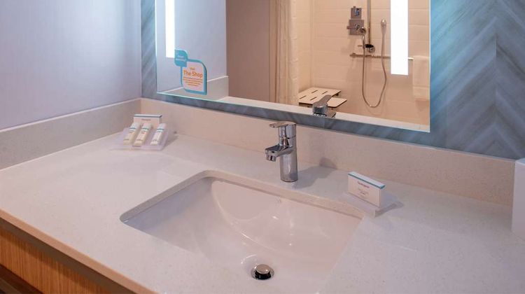 Hilton Garden Inn Kansas City Airport Room