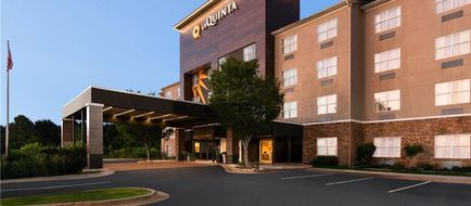 La Quinta Inn & Suites by Wyndham Exterior