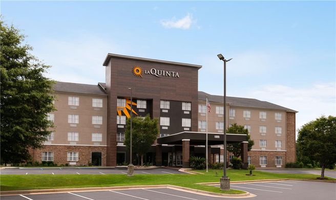 La Quinta Inn & Suites by Wyndham Exterior