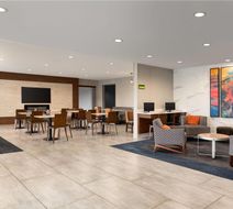 La Quinta Inn & Suites by Wyndham Lobby