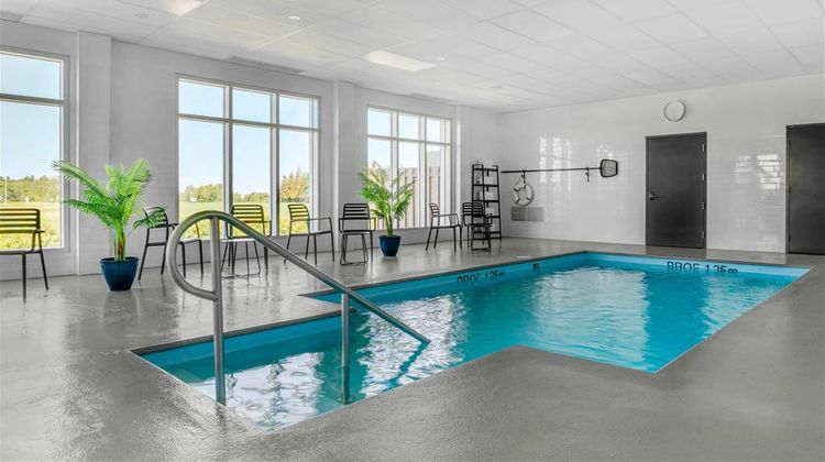 Quality Inn and Suites Mont-Joli Pool