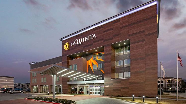 La Quinta Inn & Suites by Wyndham Exterior