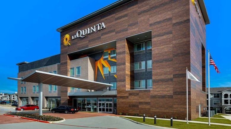 <b>La Quinta Inn & Suites by Wyndham Exterior</b>. Images powered by <a href="https://iceportal.shijigroup.com/" title="IcePortal" target="_blank">IcePortal</a>.