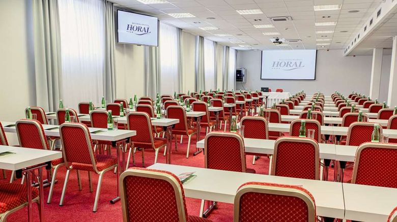 <b>Hotel Horal Meeting</b>. Images powered by <a href="https://iceportal.shijigroup.com/" title="IcePortal" target="_blank">IcePortal</a>.