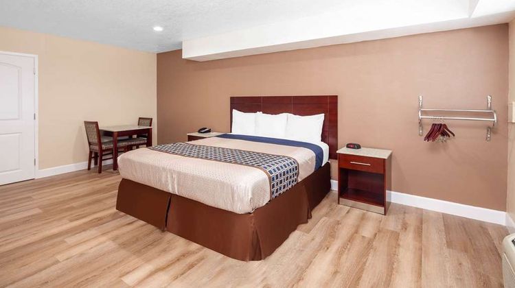 Travelodge by Wyndham Harbor City Room